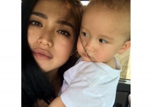 belum lama jessica juga berfoto dengan seorang anak kecil..munmgklinkah ini anak jessica iskandar ?