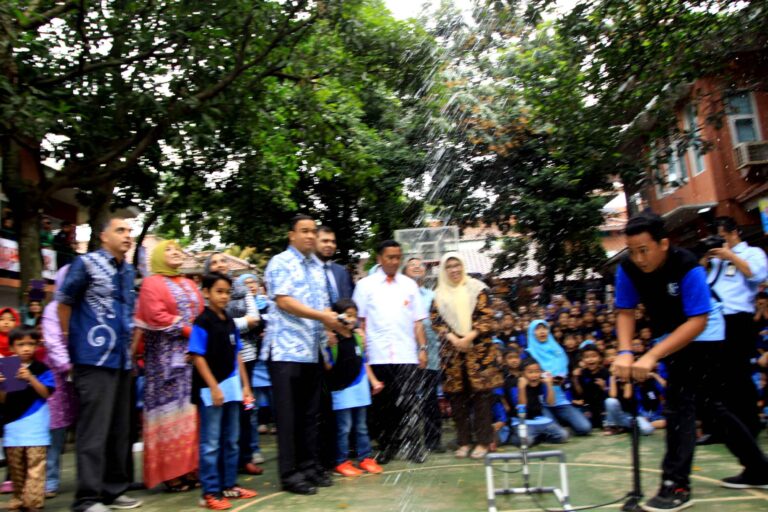 PERESMIAN SM3ART DAY OLEH ANIS DENGAN MELUNCURKAN ROKET AIR OLEH ANAK KELAS 3 SMP LAZUARDI,CINERE-DEPOK (4)