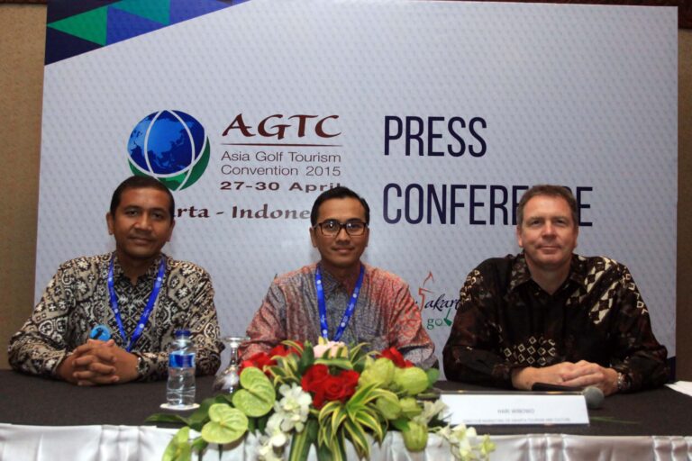 KI-KA  = WAHYU A. HARUN ( SECRETARY GENERAL APLGI ), HARI WIBOWO ( DIRECTOR MARKETING OF JAKARTA TOURISM AND CULTURE ), MR. PETER WALTON ( CEO IAGTO GLOBAL) (1)