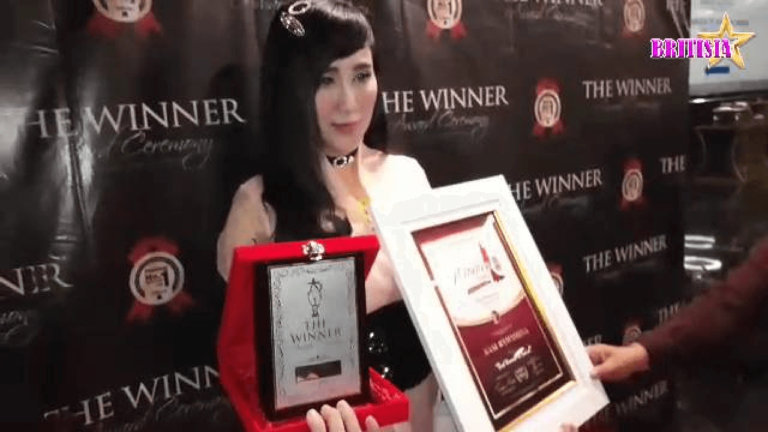 RINA RAMADHANI MENDAPAT PENGHARGAAN BEST WOMEN SOSIAL snapshot1