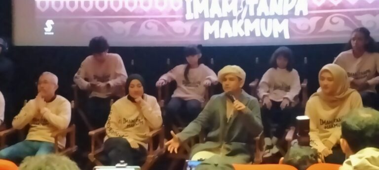 Karena Keresahan, Syakir Daulay Bikin Film 'Imam Tanpa Makmum' Syakir Daulay dan pemain film Imam Tanpa Makmum