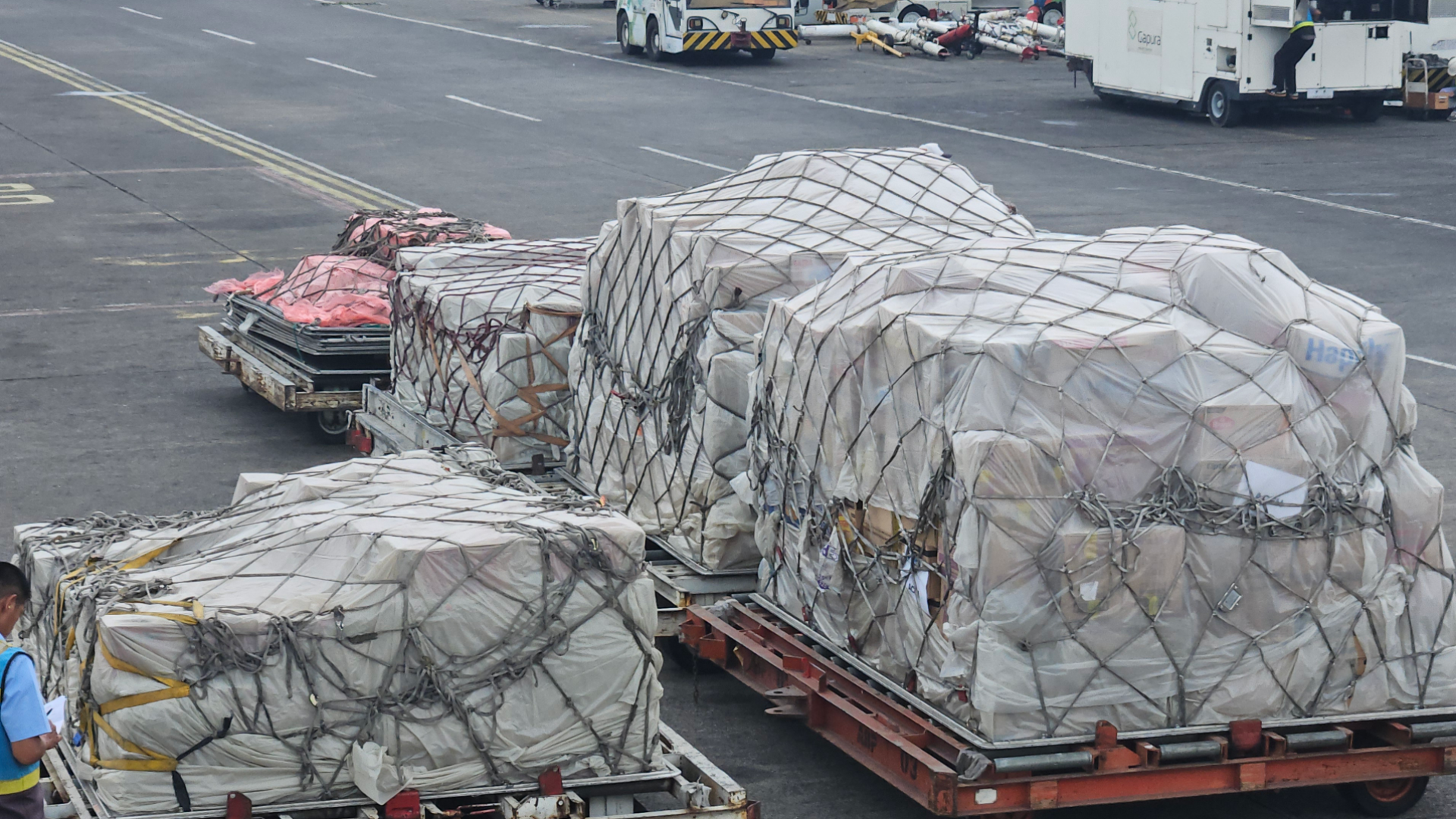 Dua Pesawat Kemanusiaan Terbang ke Sumatra, 30 Ton Bantuan Disalurkan untuk Penyintas Bencana kmc 20251215 134749