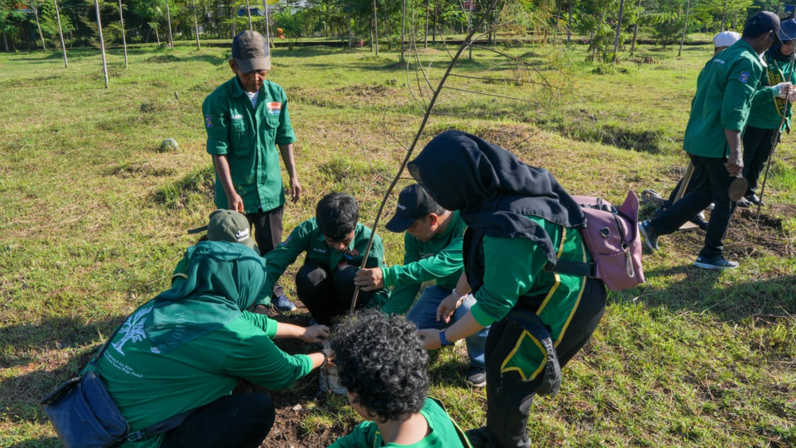 Peringati Hari Bumi, Yayasan WINGS Peduli Hijaukan Romokalisari dengan 1.000 Pohon dan Edukasi Sampah IMG 20260428 WA0041