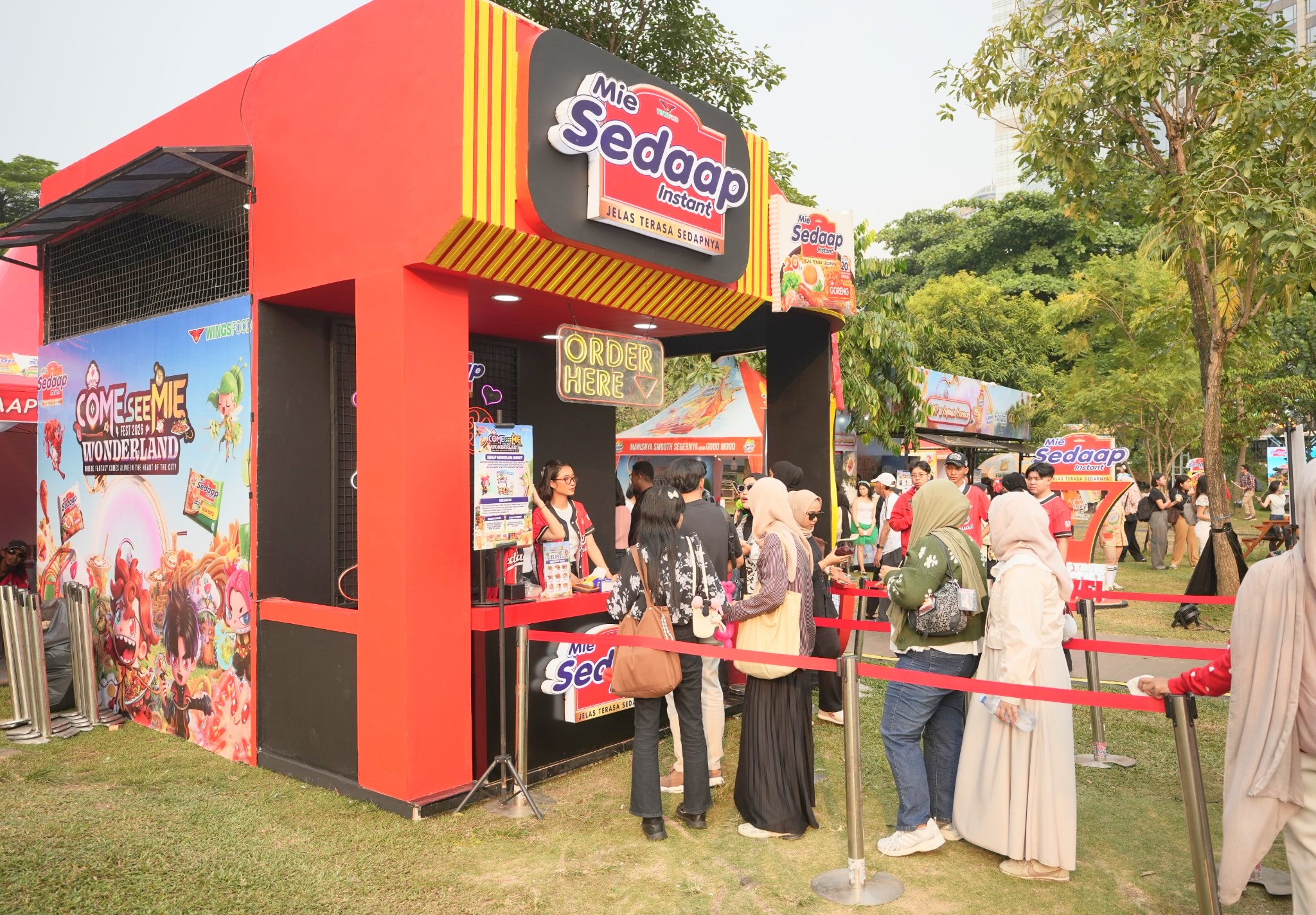 Gebrakan Kreatif Mie Sedaap: Gandeng Afgan dan Ilustrator Lokal di Come See Mie Fest 2026 Suasana ramai pengunjung yang memadati booth Mie Sedaap Instant untuk menikmati berbagai kreasi menu di Come See Mie Fest 2026 Wonderland