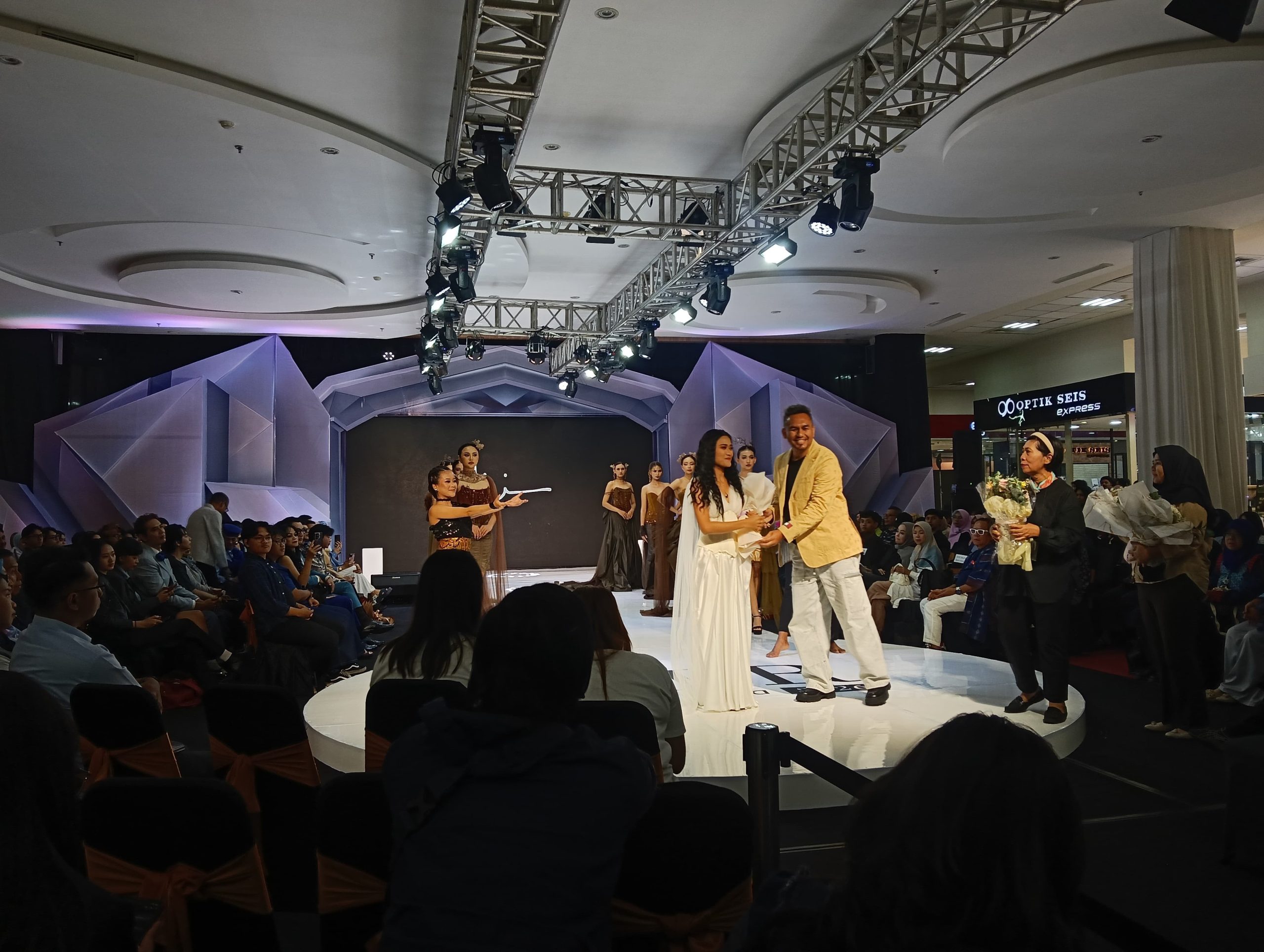 Migi Rihasalay Tampil Memukau di Malang Fashion Runway 2026, Koleksi Busana 'Mother Earth' Curi Perhatian IMG 20260715 WA02491 scaled