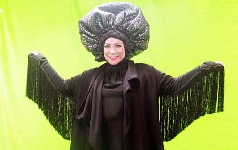 Berhijab Melly Goeslaw Tetap Tampil Unik melly goeslaw hijab (2)