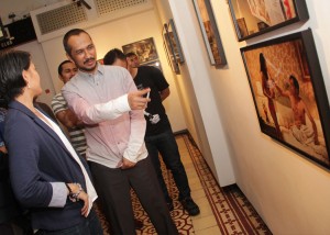 Abraham Samad (ketua kpk) dan Lola Amaria (sutradara/artis) berkeliling lihat pameran foto 'negri Tanpa Telinga'/britisia.com