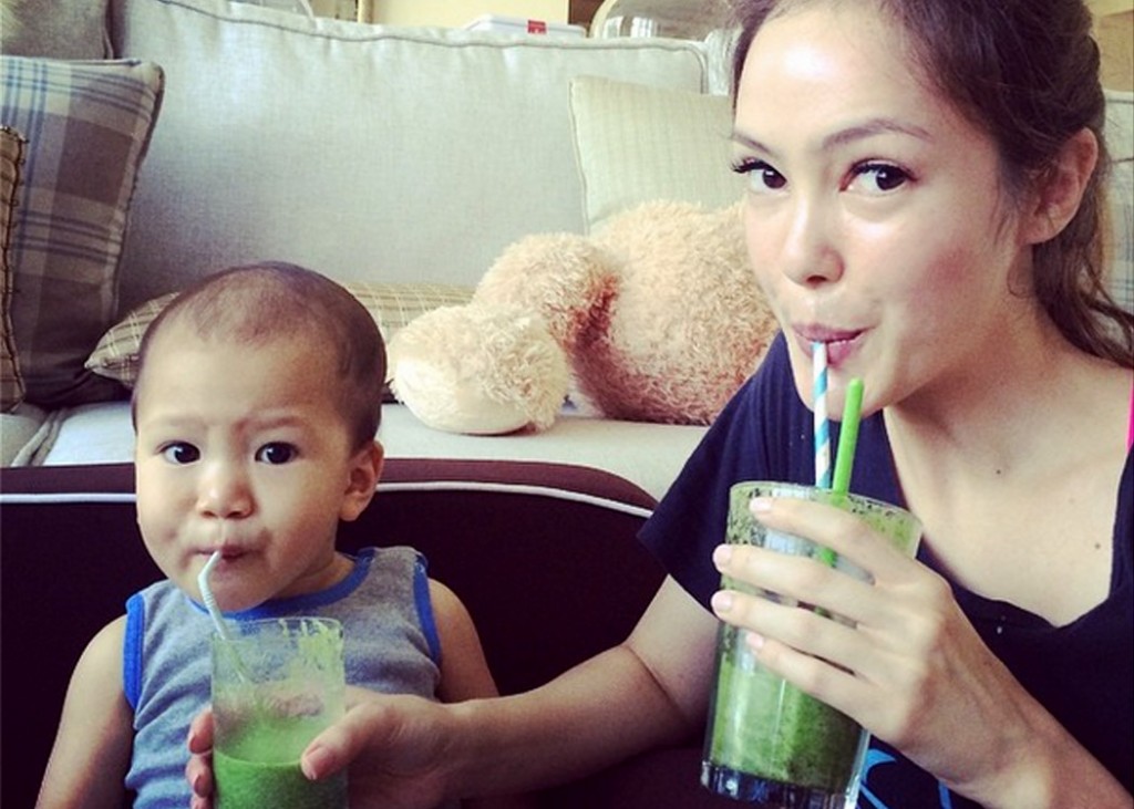 chaty sharon saat minum juss sayur hijau bersama sang anak @chatysharon