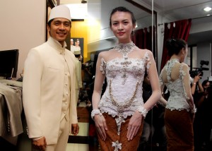 Adi Nugroho dan Donita mengenkan baju untuk akad nikah rancangan Amin Brutus dan Raden Sirait/britisia.com