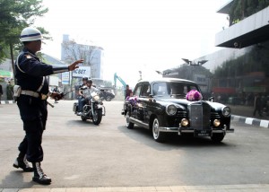 Dengan mengendarai Mobil Tua, Adi nugroho memasuki pelataran gedung UOB