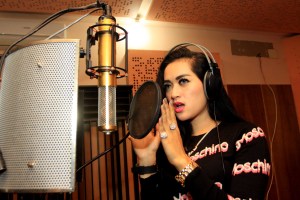 Hiara Cleopatra Saat take vokal Single Begal Cinta