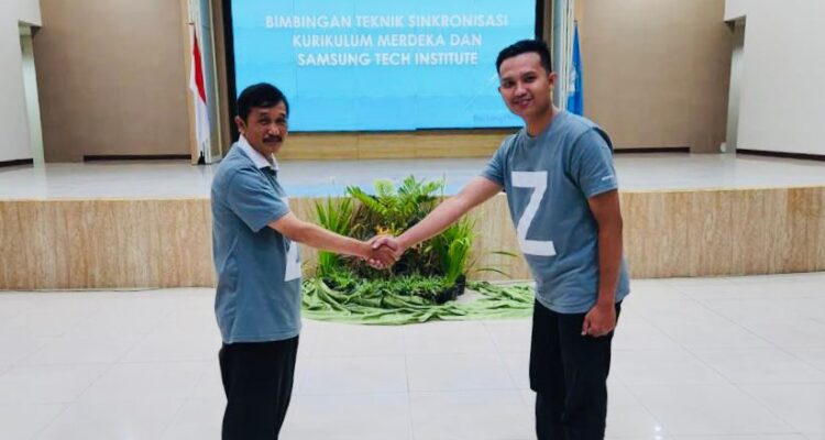 Photo 4 Penutupan acara training of trainers ToT Samsung Tech Institute STI ini turut dihadiri oleh guru peserta dan pelatih Bapak Nurhadi Budi Santosa M.Pd