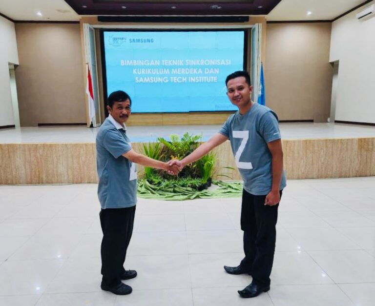 Samsung Lewat STI Gelar Training of Trainers (ToT) Untuk 114 Guru SMK Seluruh Indonesia Photo 4 - Penutupan acara training of trainers (ToT) Samsung Tech Institute (STI) ini turut dihadiri oleh guru peserta dan pelatih Bapak Nurhadi Budi Santosa, M.Pd