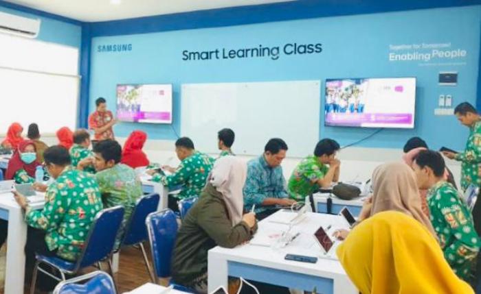 Photo 2 Rangkaian program Samsung Smart Learning Class SSLC kali ini adalah pembekalan bagi guru guru di madrasah