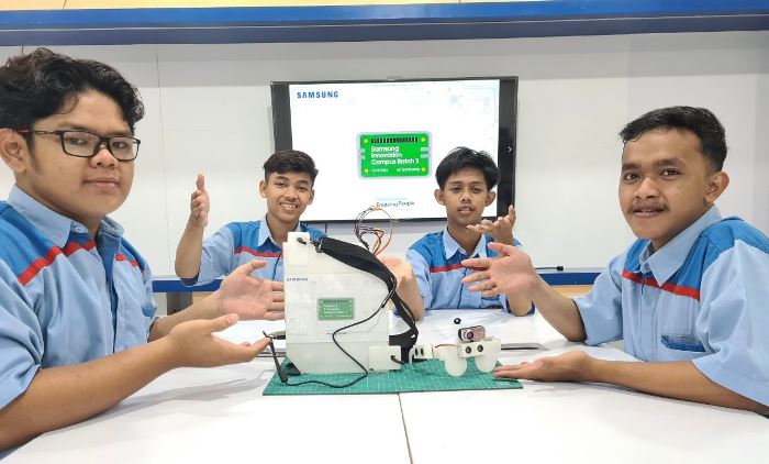 Photo 1 Para siswa siswa dari kelompok DA Team SMK Al Huda Kota Kediri Jawa Timur peserta program Samsung Innovation Campus SIC Batch 3 – 20212022