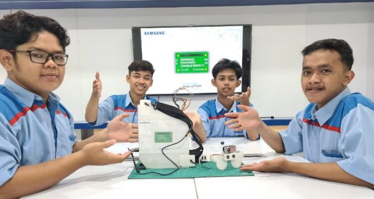 Photo 1 Para siswa siswa dari kelompok DA Team SMK Al Huda Kota Kediri Jawa Timur peserta program Samsung Innovation Campus SIC Batch 3 – 20212022