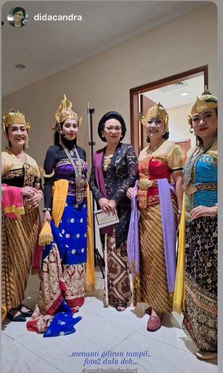 Ayu Azhari bersama teman teman Ketoprak Damarwulan feat Minak Jinggo foto Istagram