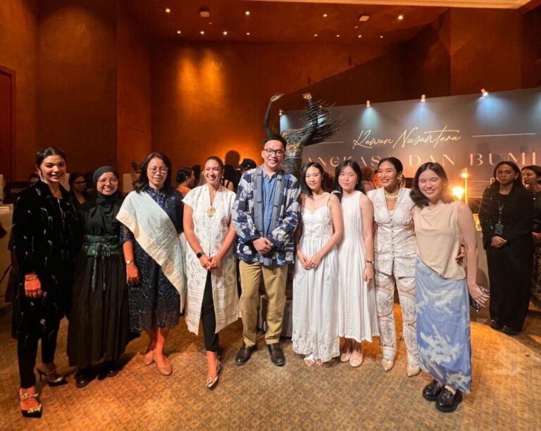 Debbie-Laurencia-Crista-Pricilla-dan-Founder-Tulalo-brand-perhiasaan-yang-dimiliki-Happy-Salma-Franka-Franklin-dan-Dewi-Sri-Luce-Rusna-foto-Cakraline.com_-1140x908