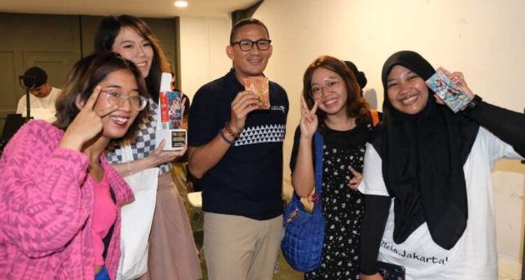 Menparekraf Sandiaga Uno berkunjung ke pameran ilustrator Tehbotol Sosro 5