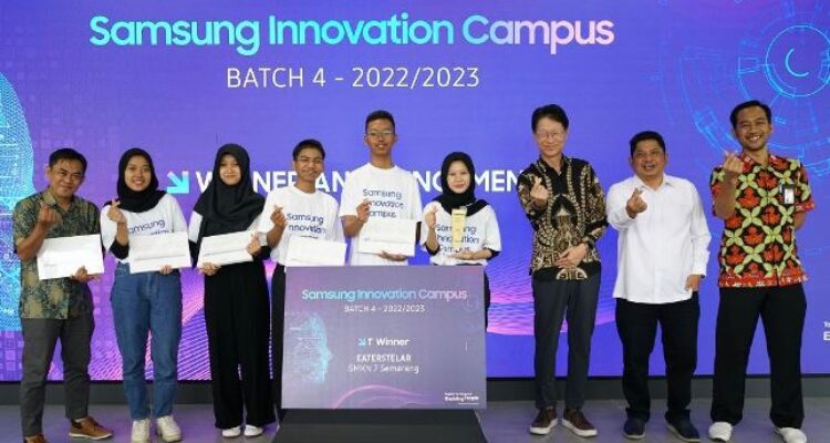 Photo 4 Pemenang pertama SIC Batch 4Simon Lee Perwakilan Kemenag dan KemendikbudRistek