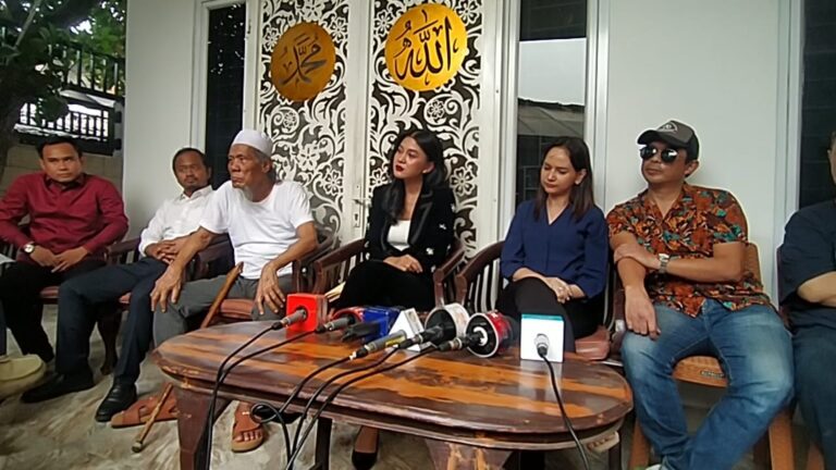 Angelica Simperler dan Warga Rawa Terate