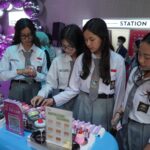 Para siswi SMAN 8 Jakarta yang mengunjungi Emina Beauty Co_Lab pada hari Kamis, 13 November 2025 7. Para siswi SMAN 8 Jakarta yang mengunjungi Emina Beauty Co Lab pada hari Kamis 13 November 2025