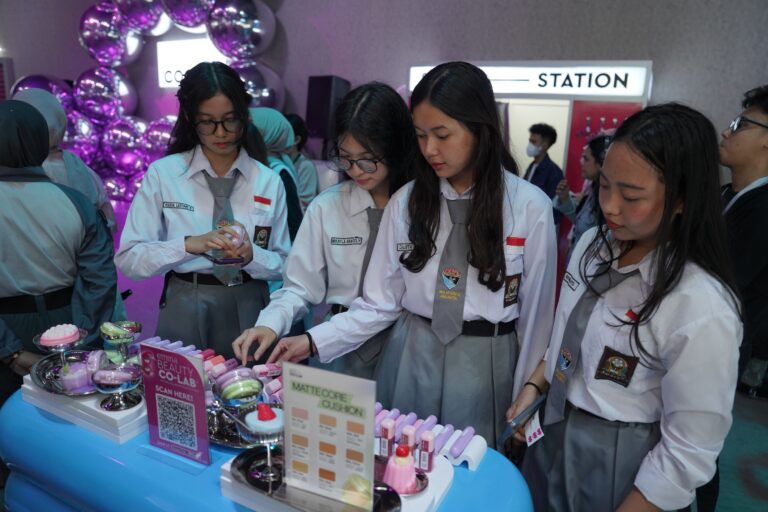Emina Beauty Co-Lab Hadirkan Ruang Eksplorasi Diri bagi Gen Z Para siswi SMAN 8 Jakarta yang mengunjungi Emina Beauty Co_Lab pada hari Kamis, 13 November 2025