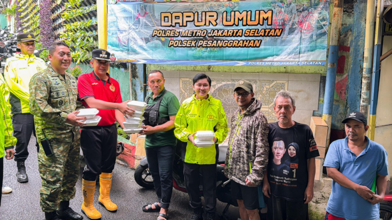 Banjir Rendam Ratusan Rumah di Ulujami, Polsek Pesanggrahan Turun Langsung Salurkan Bantuan Polsek Pesanggrahan