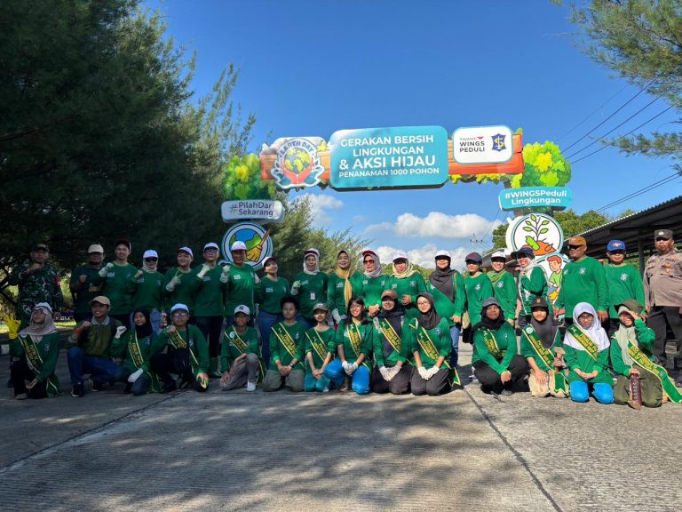 Yayasan WINGS Peduli bersama Pemkot Surabaya gelar Aksi Bersih Lingkungan dan Aksi Hijau penanaman 1.000 pohon