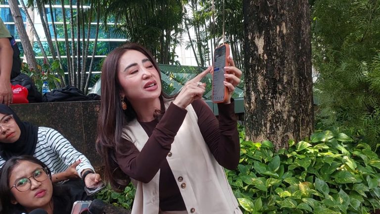 Kronologi Dewi Perssik Temukan Akun Palsu Terverifikasi: Fans Diblokir Hingga Rencana Lapor Polisi Dewi Perssik