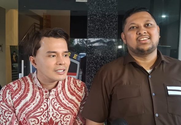 Babak Baru Kasus Mafia Skincare, Dokter Oky Pratama Serahkan Bukti Transkrip Percakapan ke Polda Jabar Dr. Oky Pratama & Ahmad Ramzy