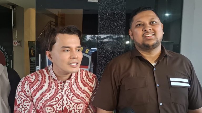 Babak Baru Kasus Mafia Skincare, Dokter Oky Pratama Serahkan Bukti Transkrip Percakapan ke Polda Jabar Dr. Oky Pratama & Ahmad Ramzy