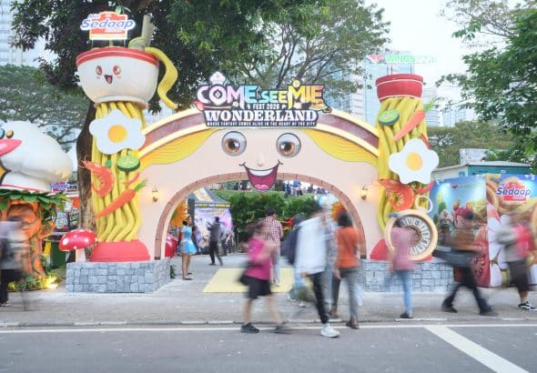 Gebrakan Kreatif Mie Sedaap: Gandeng Afgan dan Ilustrator Lokal di Come See Mie Fest 2026 Gerbang ikonik -Come See Mie Fest 2026 Wonderland- yang unik dan penuh warna, siap menyambut kehadiran para pengunjung di area festival