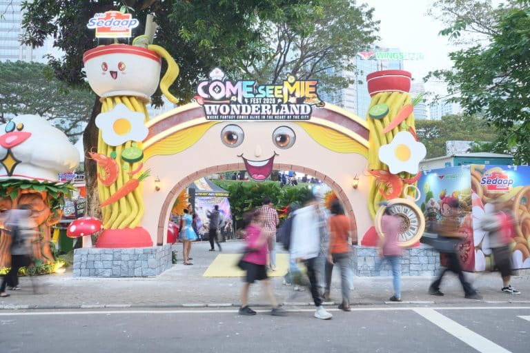 Gebrakan Kreatif Mie Sedaap: Gandeng Afgan dan Ilustrator Lokal di Come See Mie Fest 2026 Gerbang ikonik -Come See Mie Fest 2026 Wonderland- yang unik dan penuh warna, siap menyambut kehadiran para pengunjung di area festival