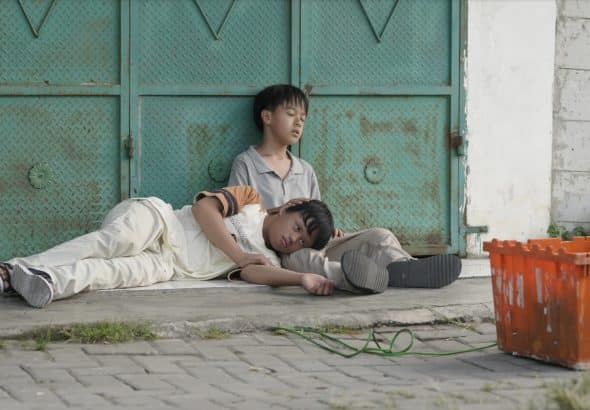 Dunia Orang Dewasa Sedang Lelah? Film 'Tanah Runtuh' Siap Sentuh Hati Penonton Mulai 25 Juni Film Tanah Runtuh
