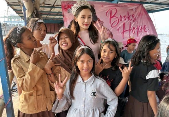 Bikin Haru! Audellya Harsono Rela Bawa Ratusan Buku dari Amerika Demi Anak-Anak Nelayan, Reaksi Mereka Auto Bikin Meleleh 1002074356