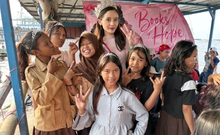 Bikin Haru! Audellya Harsono Rela Bawa Ratusan Buku dari Amerika Demi Anak-Anak Nelayan, Reaksi Mereka Auto Bikin Meleleh 1002074356