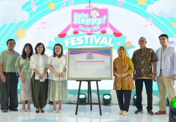 Sambut Hari Anak Nasional 2026, Gerakan Anti Ruam Baby Happy Sasar 50 Ribu Ibu dan Bayi Demi Lindungi Skin Barrier Sesi Foto dalam acara Seremonial Simbolis Penandatanganan Piagam Dukungan Gerakan Anti Ruam - Bersama KPPPA, Baby Happy, Health Expert, dan Brand Ambassador Baby Happy