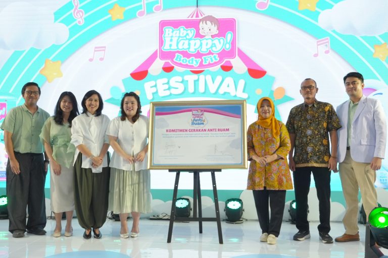 Sambut Hari Anak Nasional 2026, Gerakan Anti Ruam Baby Happy Sasar 50 Ribu Ibu dan Bayi Demi Lindungi Skin Barrier Sesi Foto dalam acara Seremonial Simbolis Penandatanganan Piagam Dukungan Gerakan Anti Ruam - Bersama KPPPA, Baby Happy, Health Expert, dan Brand Ambassador Baby Happy