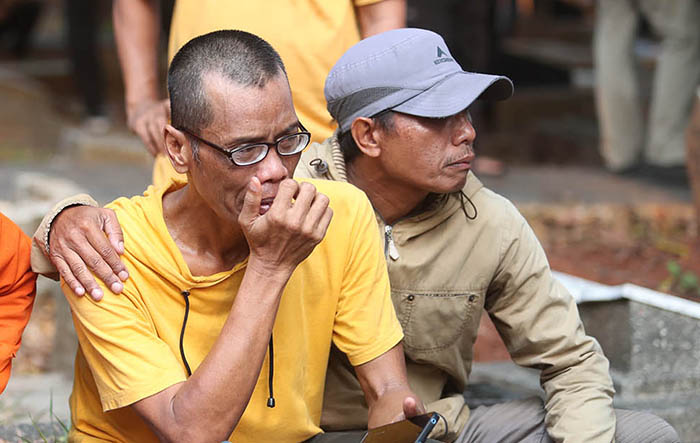 Isak Tangis Iringi Pemakaman Diding Boneng, Dimakamkan Satu Liang Lahat dengan Sang Istri adiknya didin menangis.f.reza .4