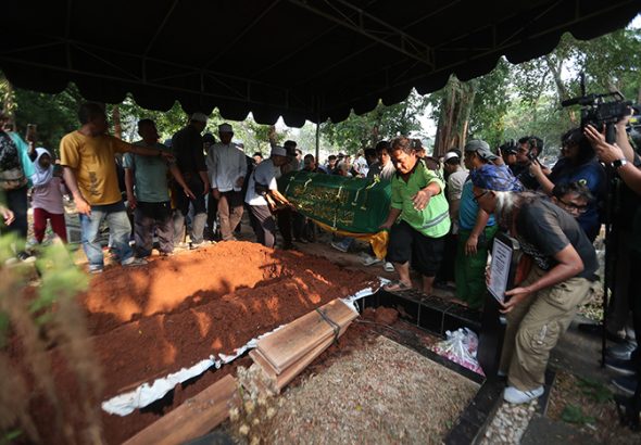 Isak Tangis Iringi Pemakaman Diding Boneng, Dimakamkan Satu Liang Lahat dengan Sang Istri pemakaman didin boneng.f.reza.2