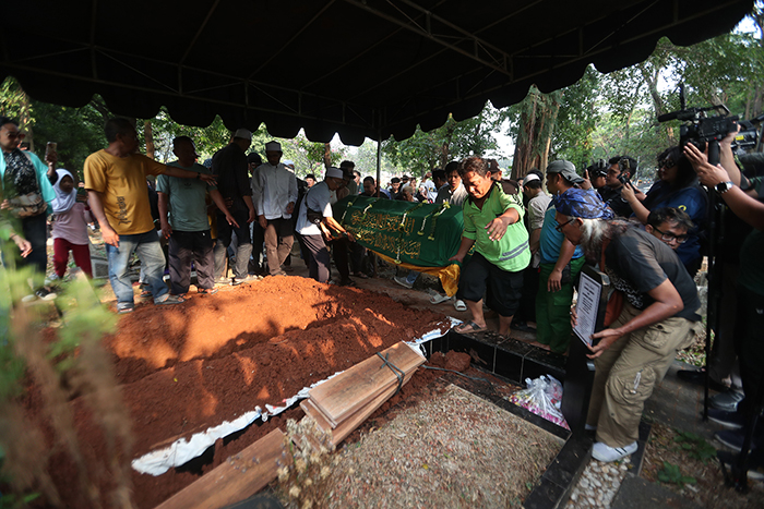 Isak Tangis Iringi Pemakaman Diding Boneng, Dimakamkan Satu Liang Lahat dengan Sang Istri pemakaman didin boneng.f.reza.2