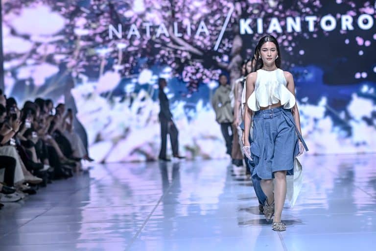 Bukan Sekadar Fashion! Natalia Kiantoro Ubah Fenomena Gerhana Bulan Jadi Koleksi SYZYGY di JFW 2027 Bukan Sekadar Fashion! Natalia Kiantoro Ubah Fenomena Gerhana Bulan Jadi Koleksi SYZYGY di JFW 2027