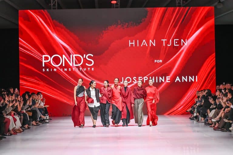 Jennifer Bachdim dan tujuh Miracle Models usia 30 hingga 70 tahun bersinar di JFW 2027 lewat POND’S Age Miracle Runway bertema Transform to Transcend. Jennifer Bachdim dan tujuh Miracle Models usia 30 hingga 70 tahun bersinar di JFW 2027 lewat POND’S Age Miracle Runway bertema Transform to Transcend.